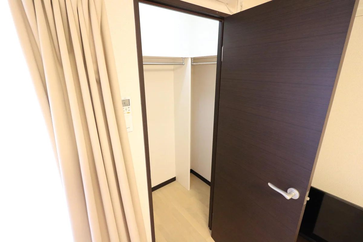 ウォークインクローゼットにより女性の方でも収納が安心！