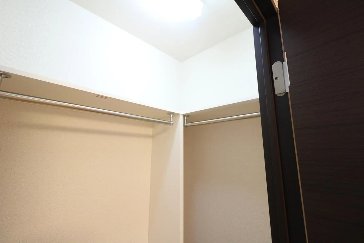 ハンガーパイプ付きでスッキリ収納