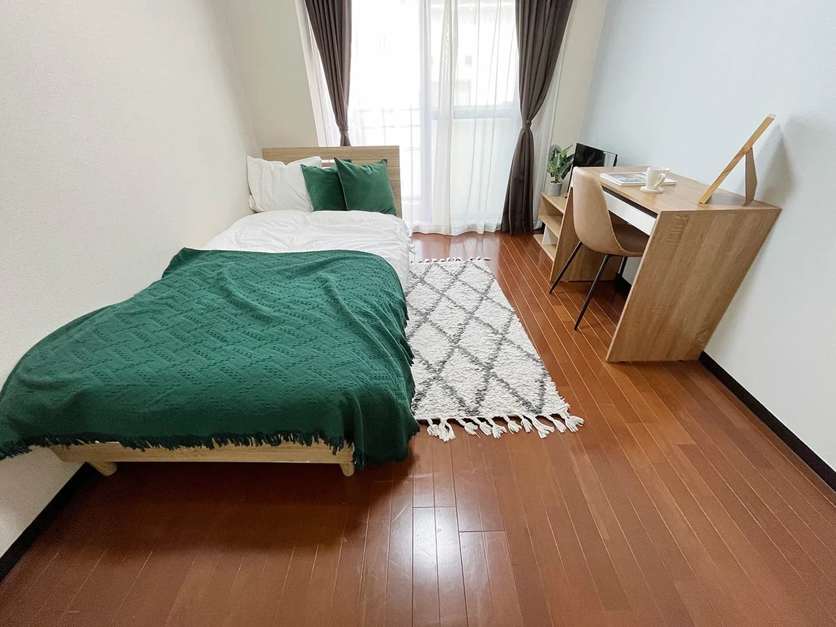 写真はお部屋のイメージです。ラグなどの室内装飾はございません。