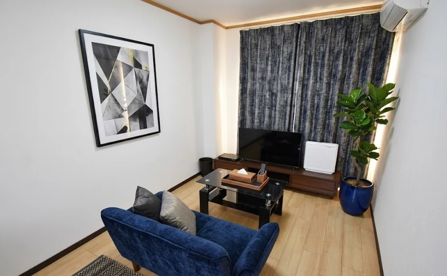 【室内画像】三重四日市駅前ウィークリーマンションのお部屋です♪お部屋のクロスがとてもオシャレです(^^♪研修などのご利用にも最適です※植木と額とクッションなどは写真用です。