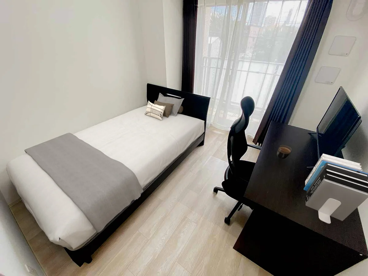 写真はお部屋のイメージです。ラグなどの室内装飾はございません。