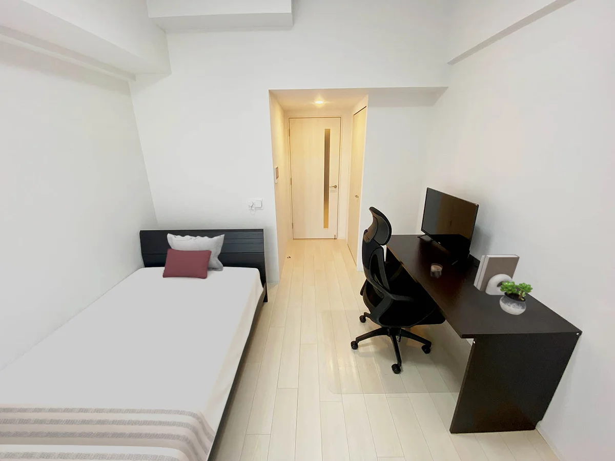 写真はお部屋のイメージです。ラグなどの室内装飾はございません。