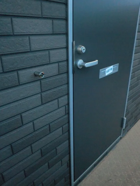 玄関ドア横の玄関フックは、急な荷物掛けに便利です。