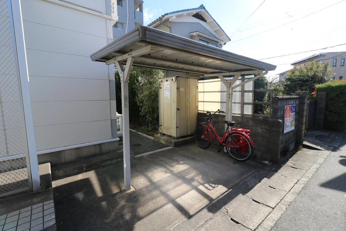 屋根付き駐輪場を完備（無料）