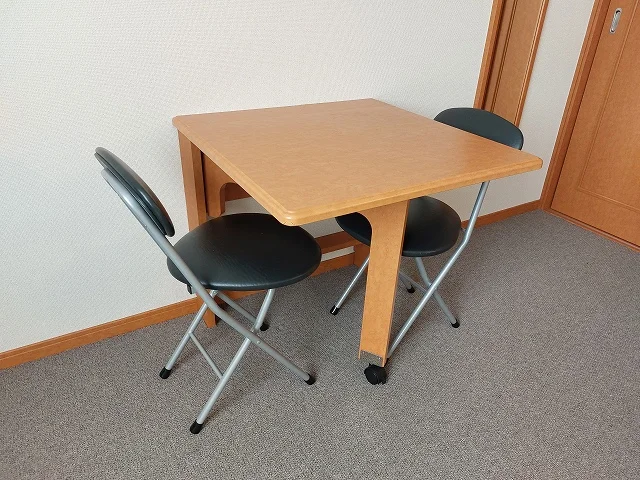 テーブル・椅子設置済