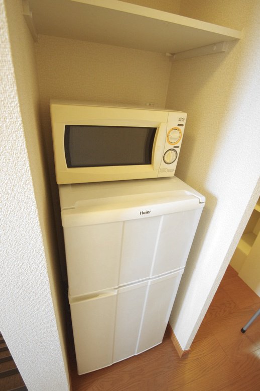 電子レンジ・冷蔵庫・その上に収納棚。便利だな～