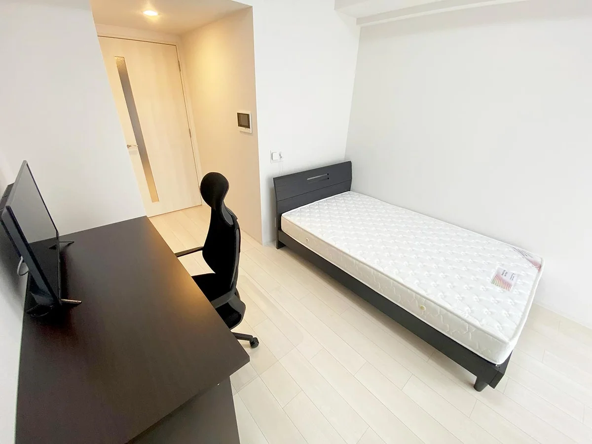 写真はお部屋のイメージです。ラグなどの室内装飾はございません。