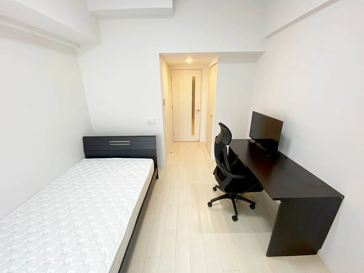 写真はお部屋のイメージです。ラグなどの室内装飾はございません。