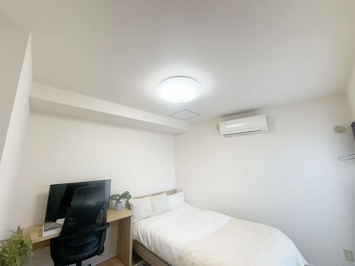 写真はお部屋のイメージです。ラグなどの室内装飾はございません。