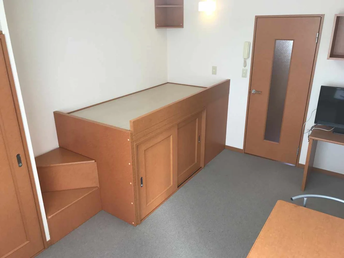 ベッド下には大きな収納スペースがあります