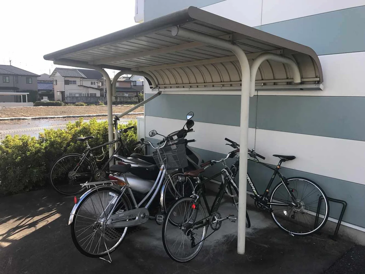 屋根付き駐輪場もあります