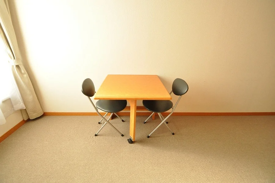 折り畳みテーブルと椅子2脚