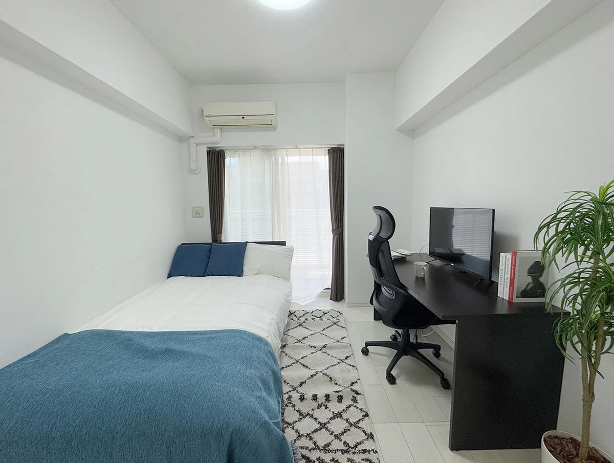 写真はお部屋のイメージです。ラグなどの室内装飾はございません。