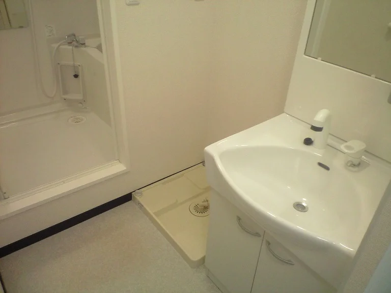 独立洗面台に洗濯機置き場も御座います！