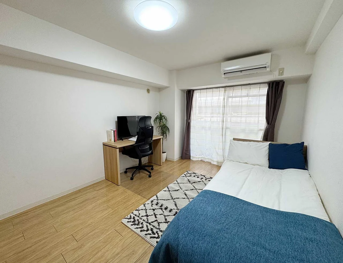 写真はお部屋のイメージです。ラグなどの室内装飾はございません。