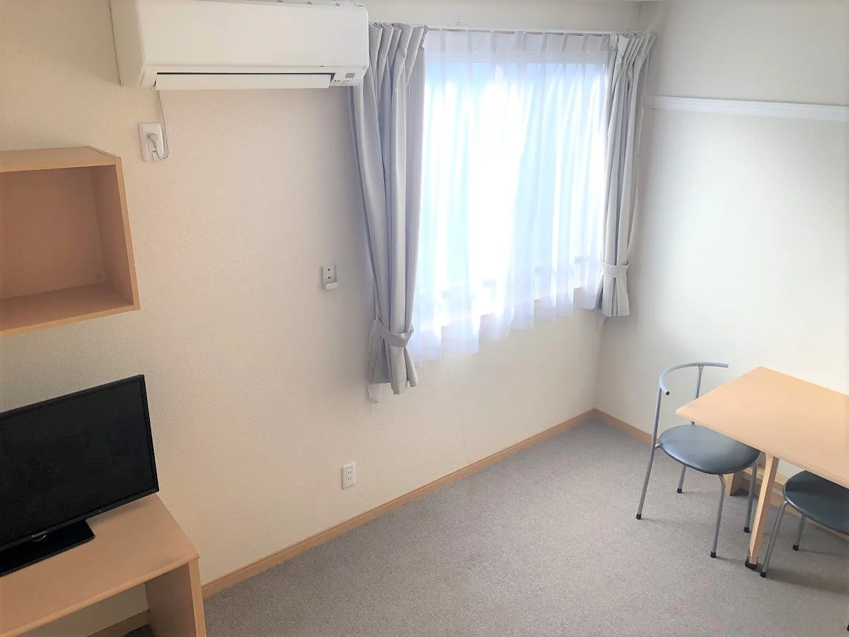 白基調の落ち着いた室内