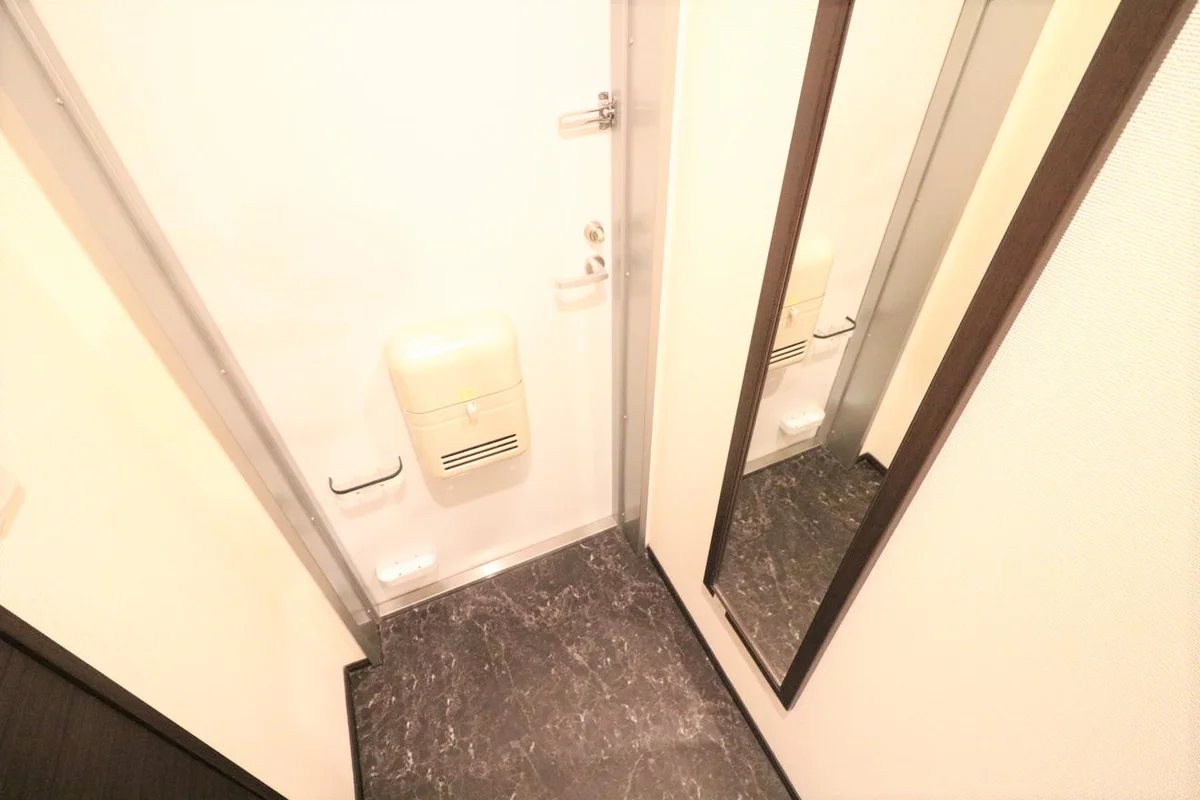 女性には嬉しい大型シューズボックス・外出前に姿見でチェック