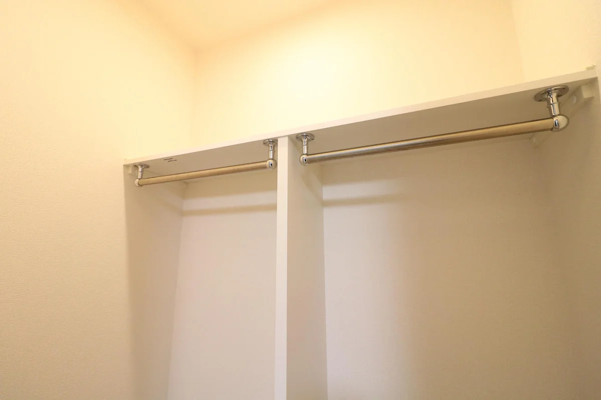 ハンガーパイプ付きでスッキリ収納