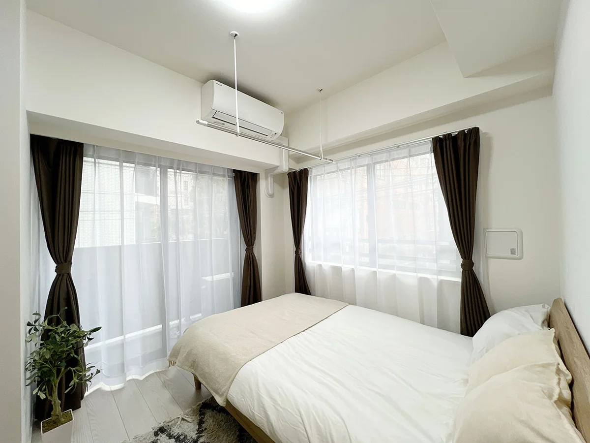 写真はお部屋のイメージです。ラグなどの室内装飾はございません。