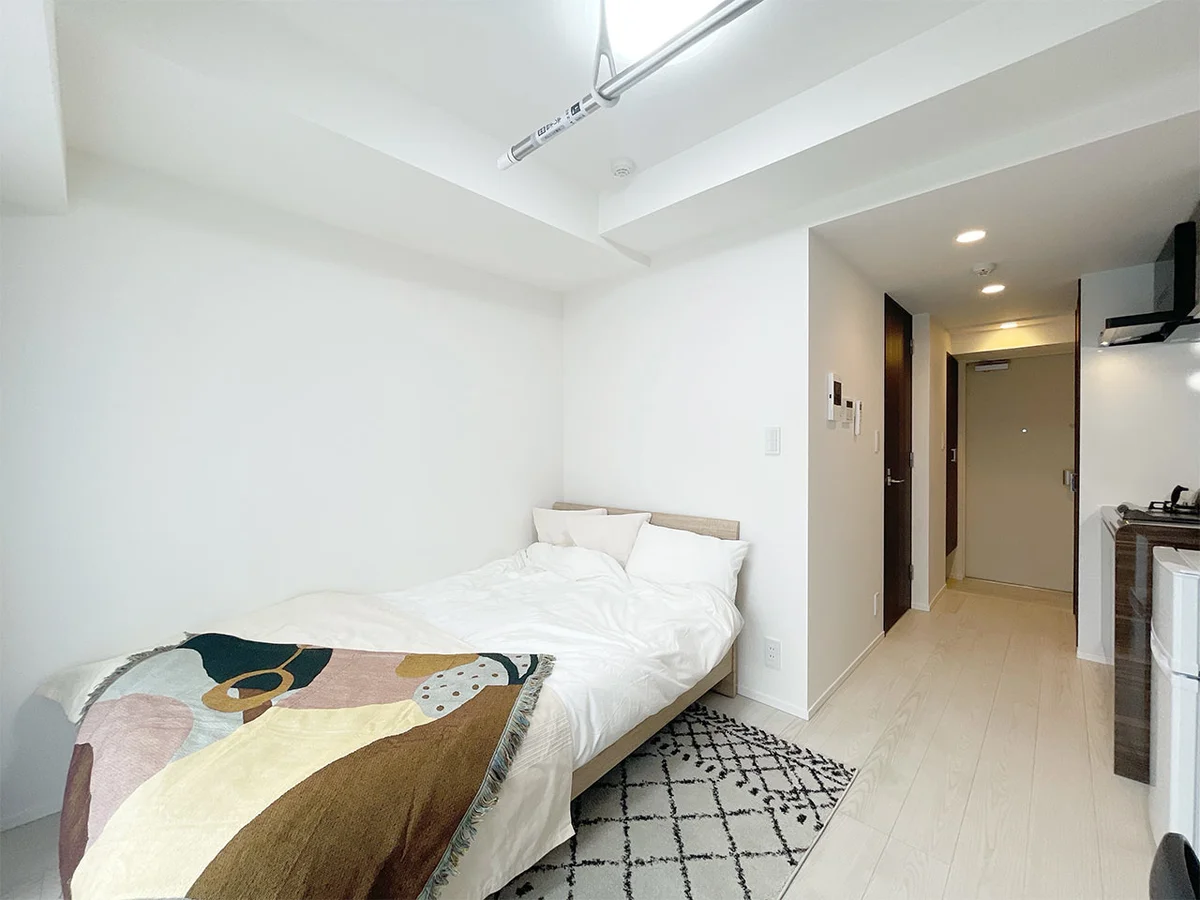 写真はお部屋のイメージです。ラグなどの室内装飾はございません。