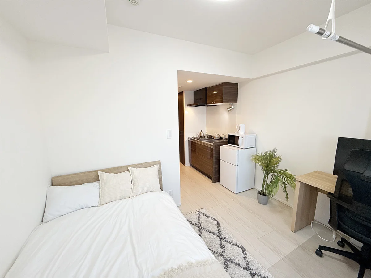 写真はお部屋のイメージです。ラグなどの室内装飾はございません。