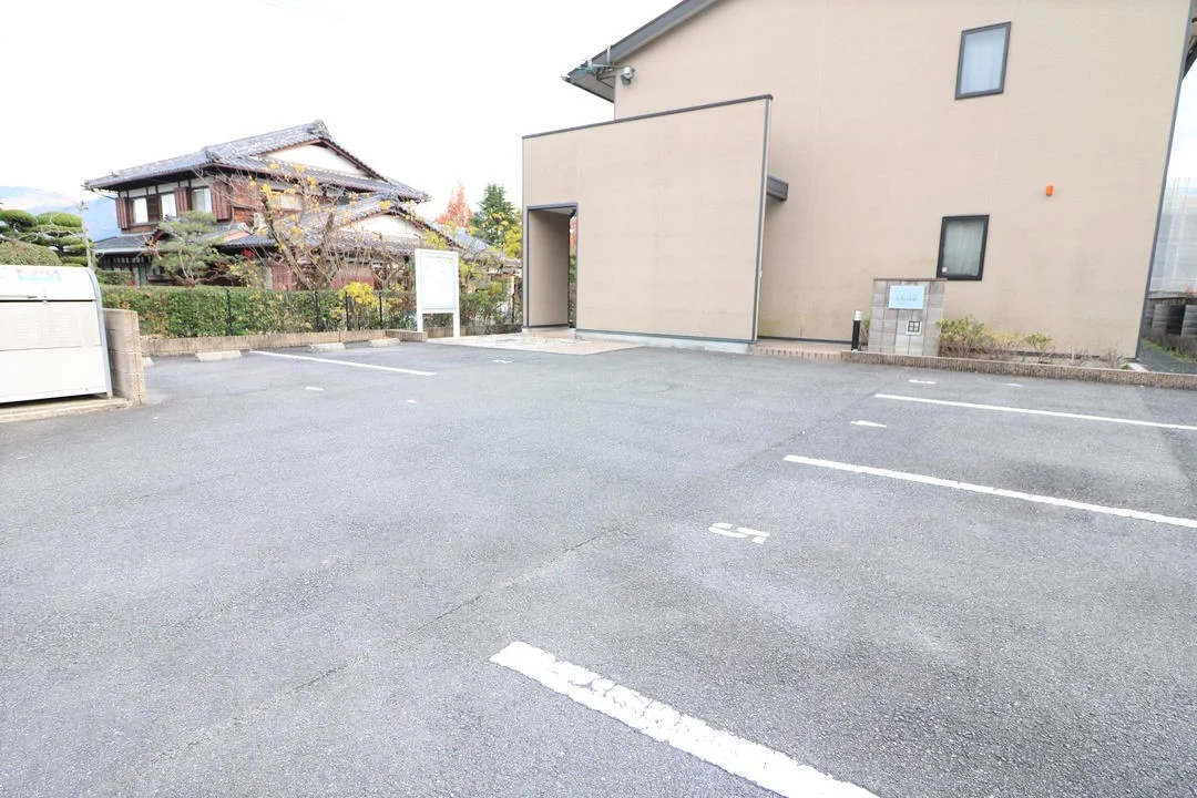 駐車場完備で入居者様へ有料でご提供しております。