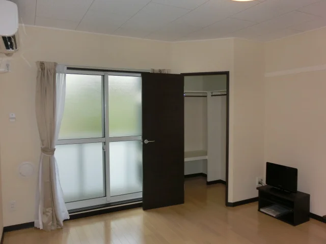 白基調の落ち着いた室内