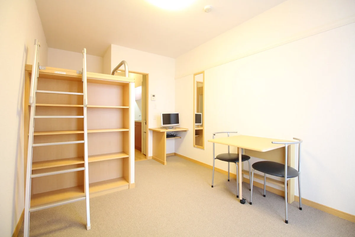 ＴＶ＆テレビ台、テーブル＆イスまで備わってます！