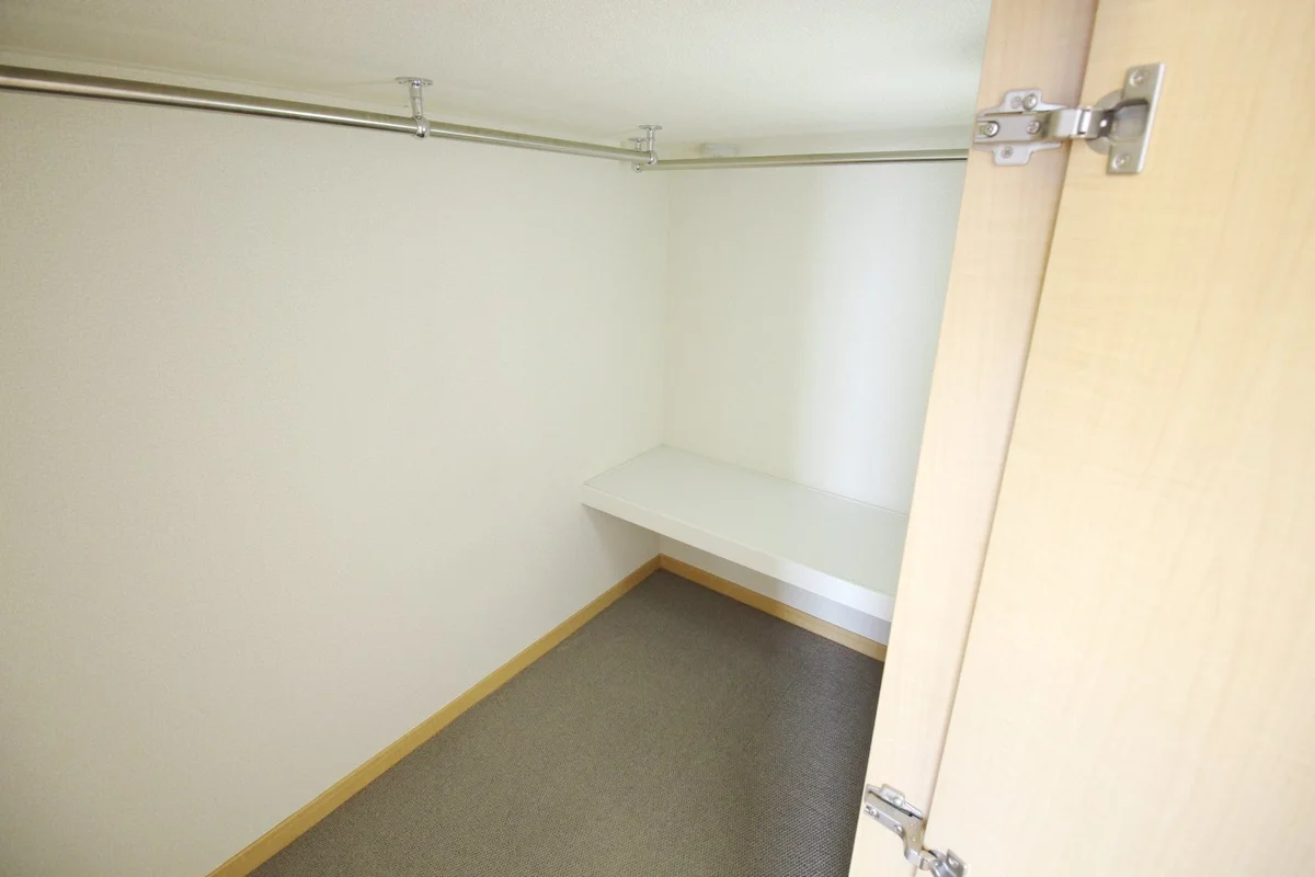 クローゼットの中はウォークインで収納も使い易いです。