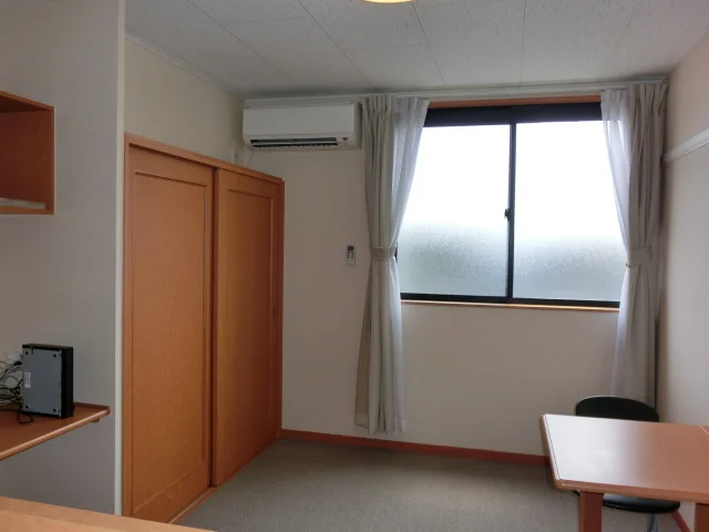 白基調で落ち着いた室内