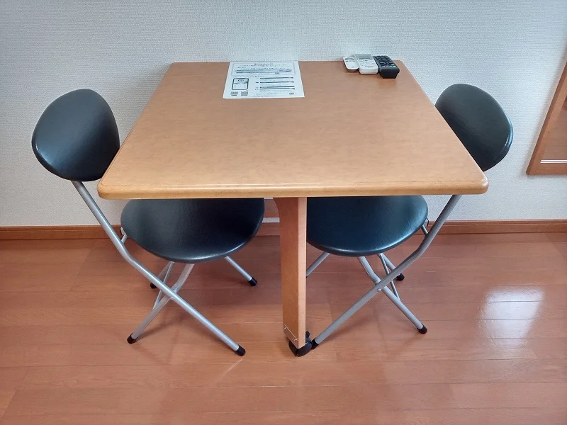 テーブル、椅子２脚