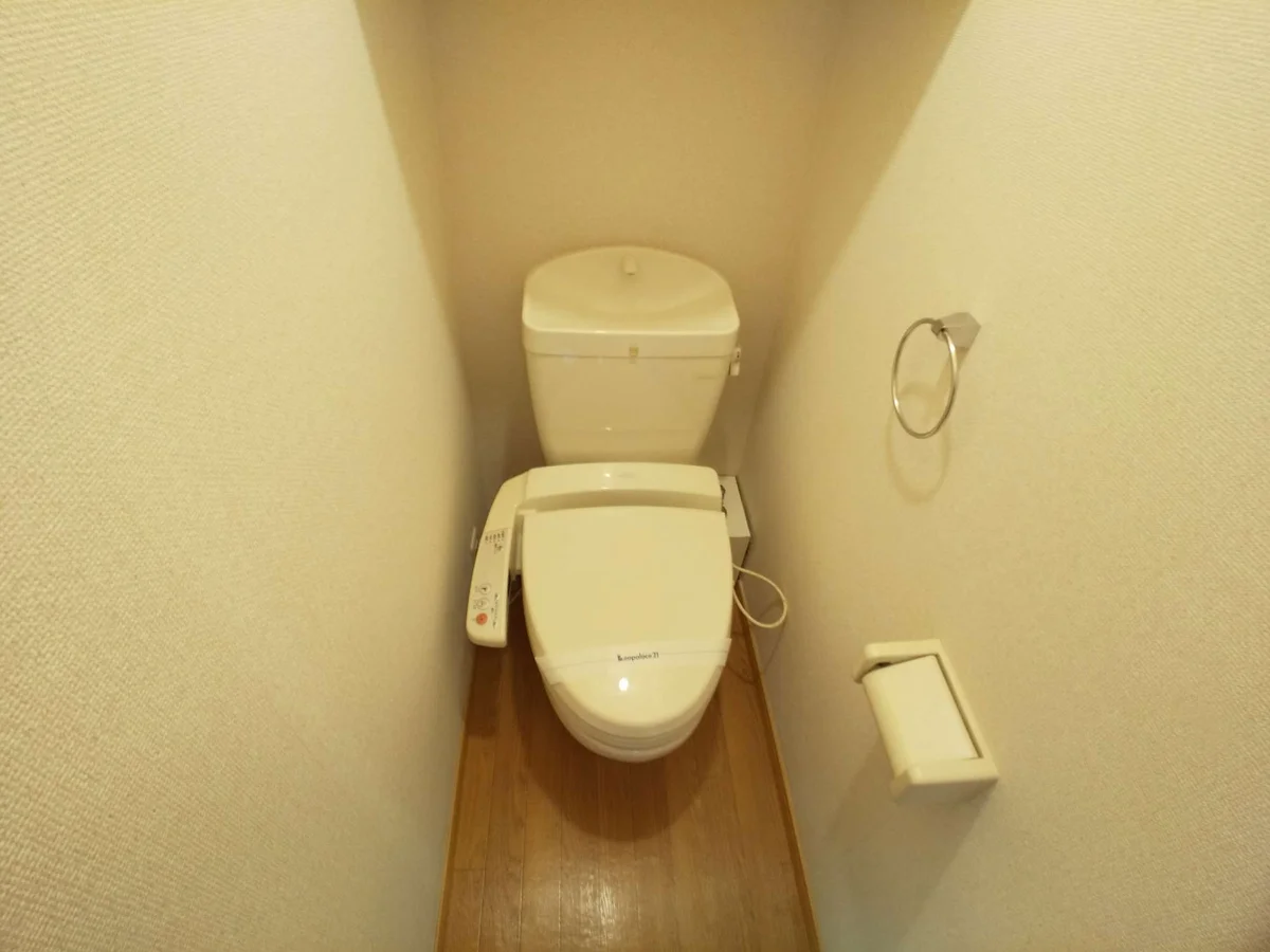 明るく清潔感のあるトイレ