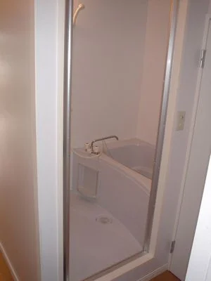 お風呂とトイレは独立した配置になっております。