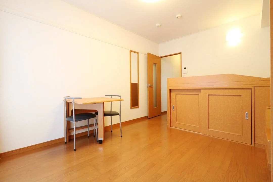 ベッド下に収納スペースあり！荷物が多くても十分に収まります