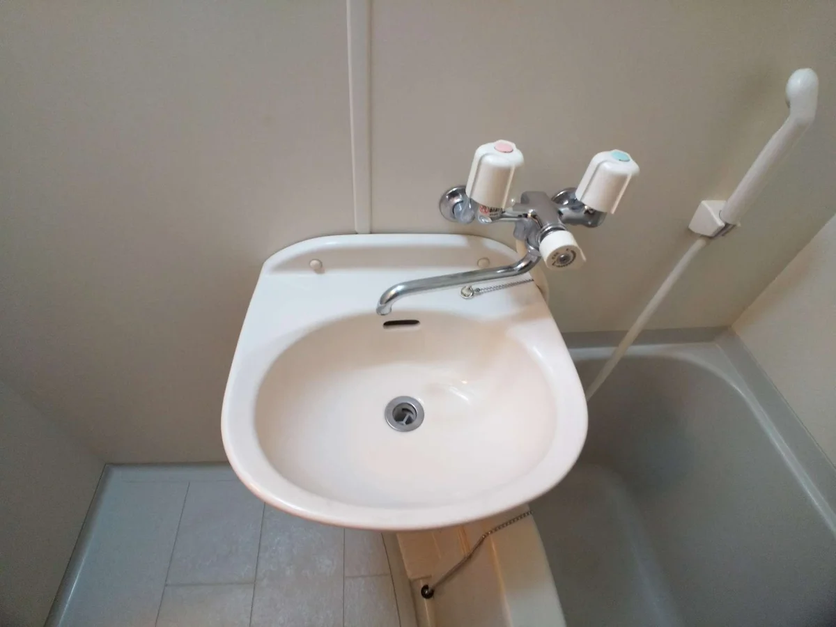 鏡を備え　準備のしやすい洗面台