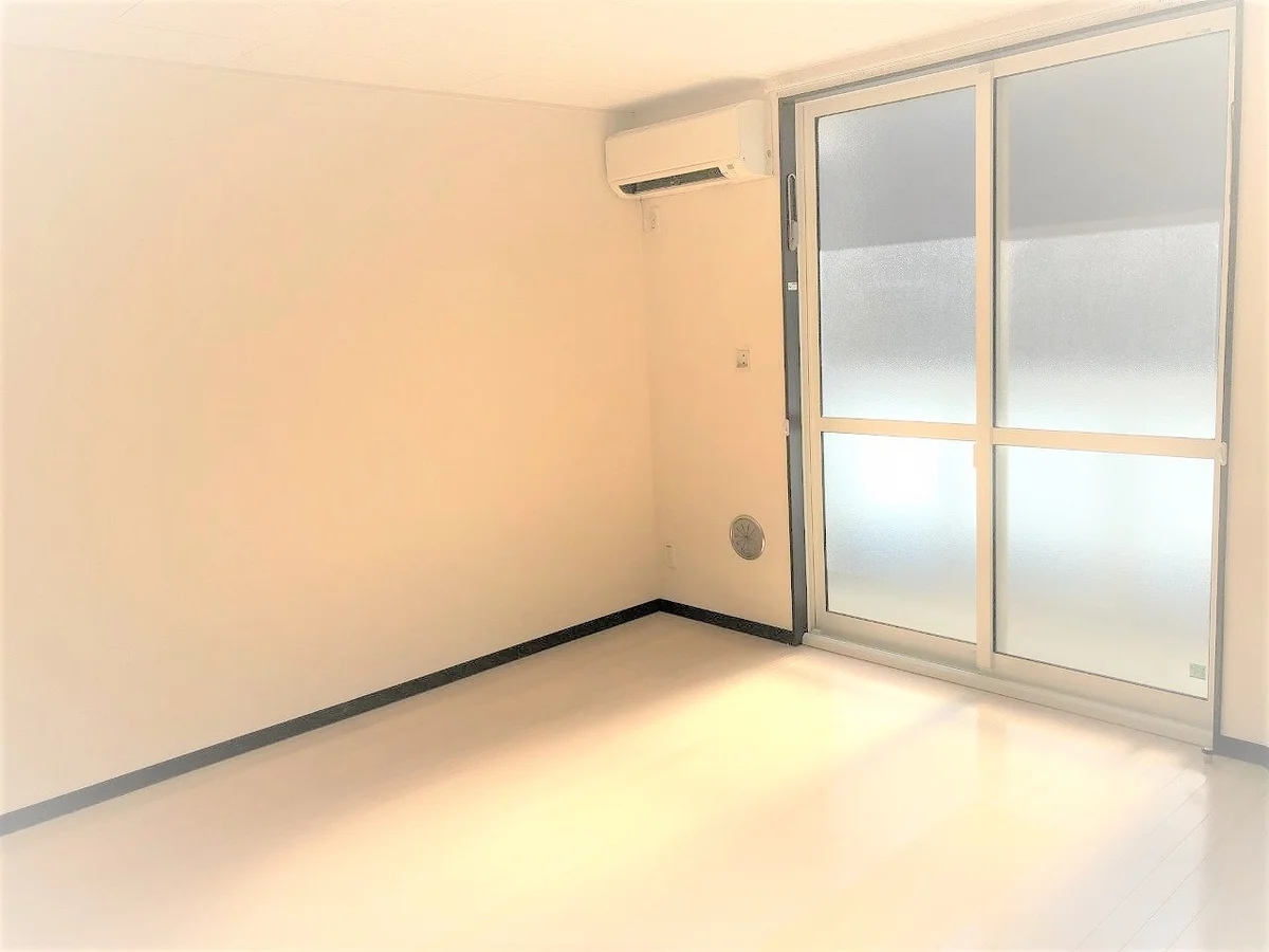 白基調の落ち着いた室内