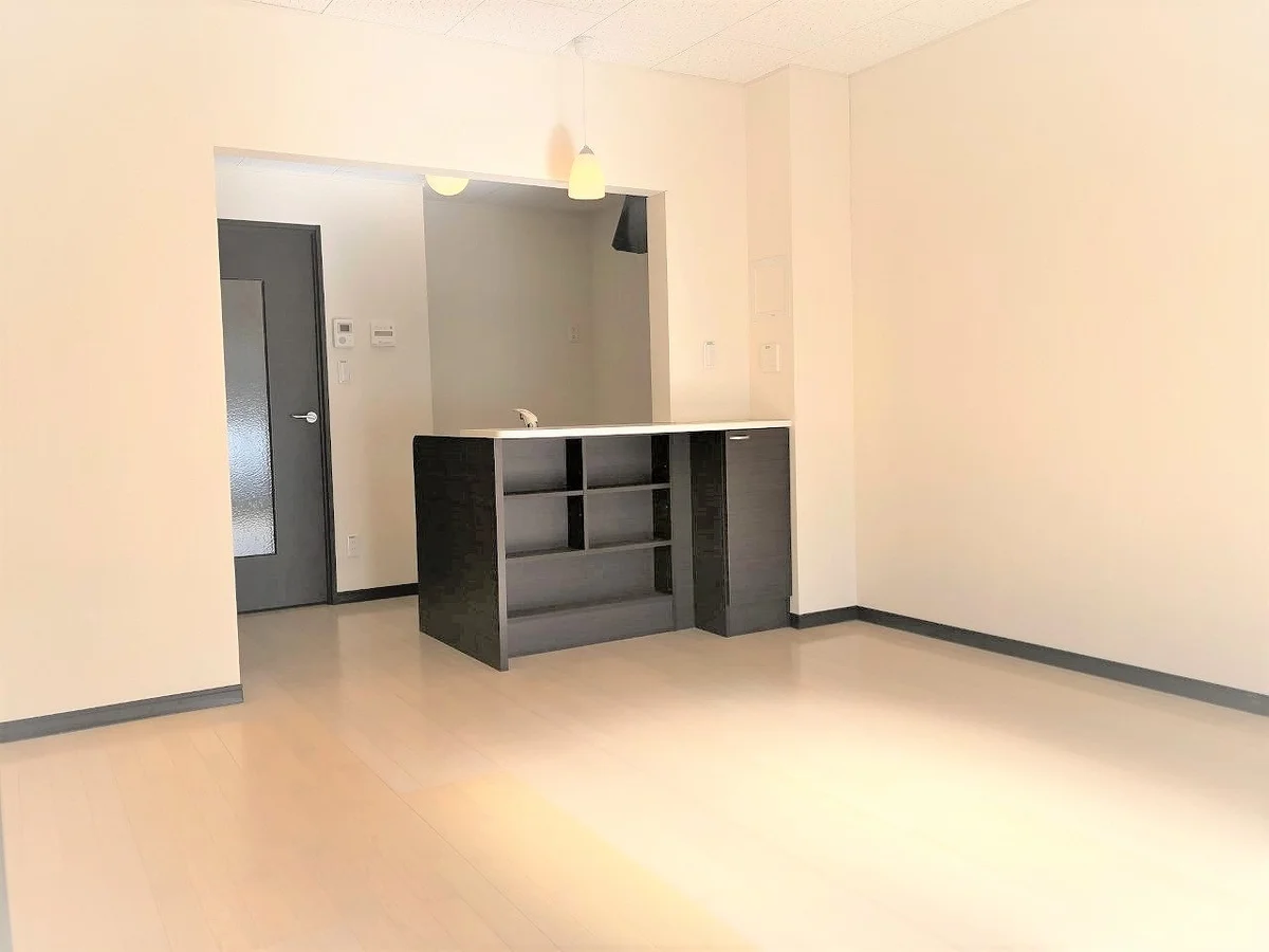 白基調の落ち着いた室内