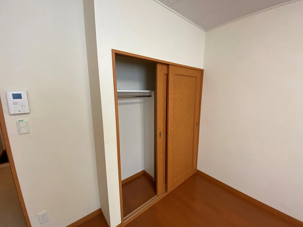 ハンガーポール付きクローゼット