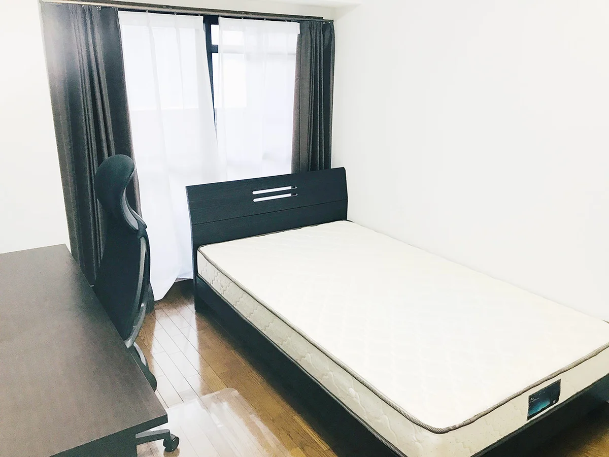 写真はお部屋のイメージです。ラグなどの室内装飾はございません。