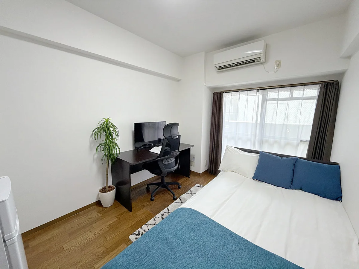 写真はお部屋のイメージです。ラグなどの室内装飾はございません。
