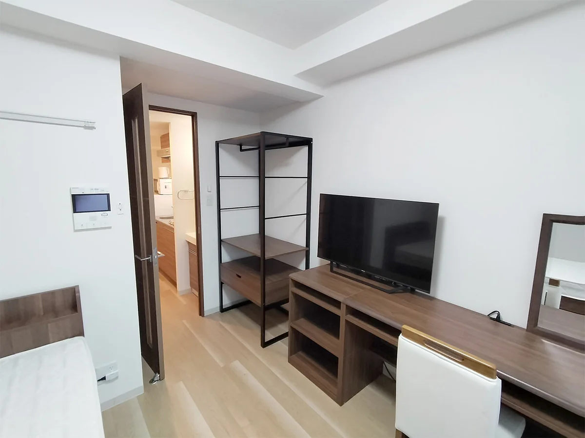 写真はお部屋のイメージです。ラグなどの室内装飾はございません。