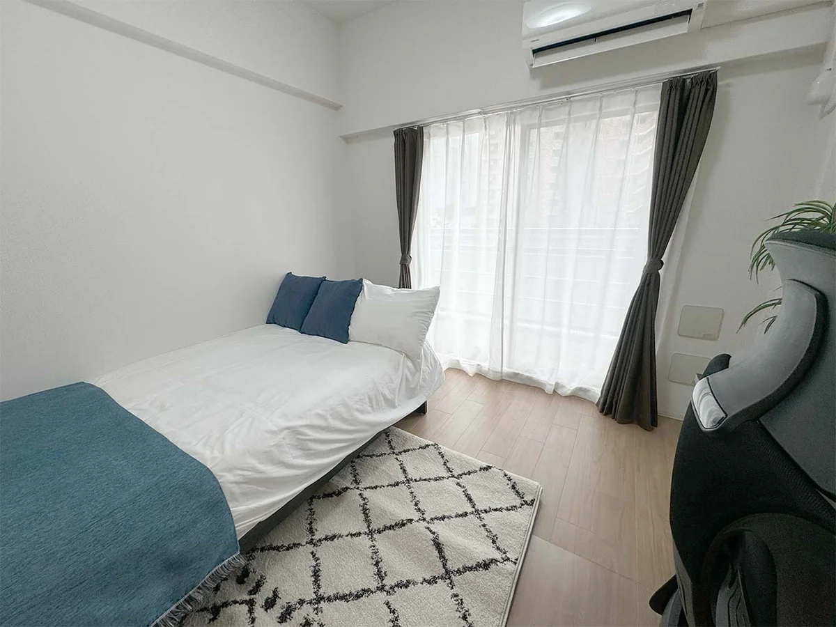 写真はお部屋のイメージです。ラグなどの室内装飾はございません。