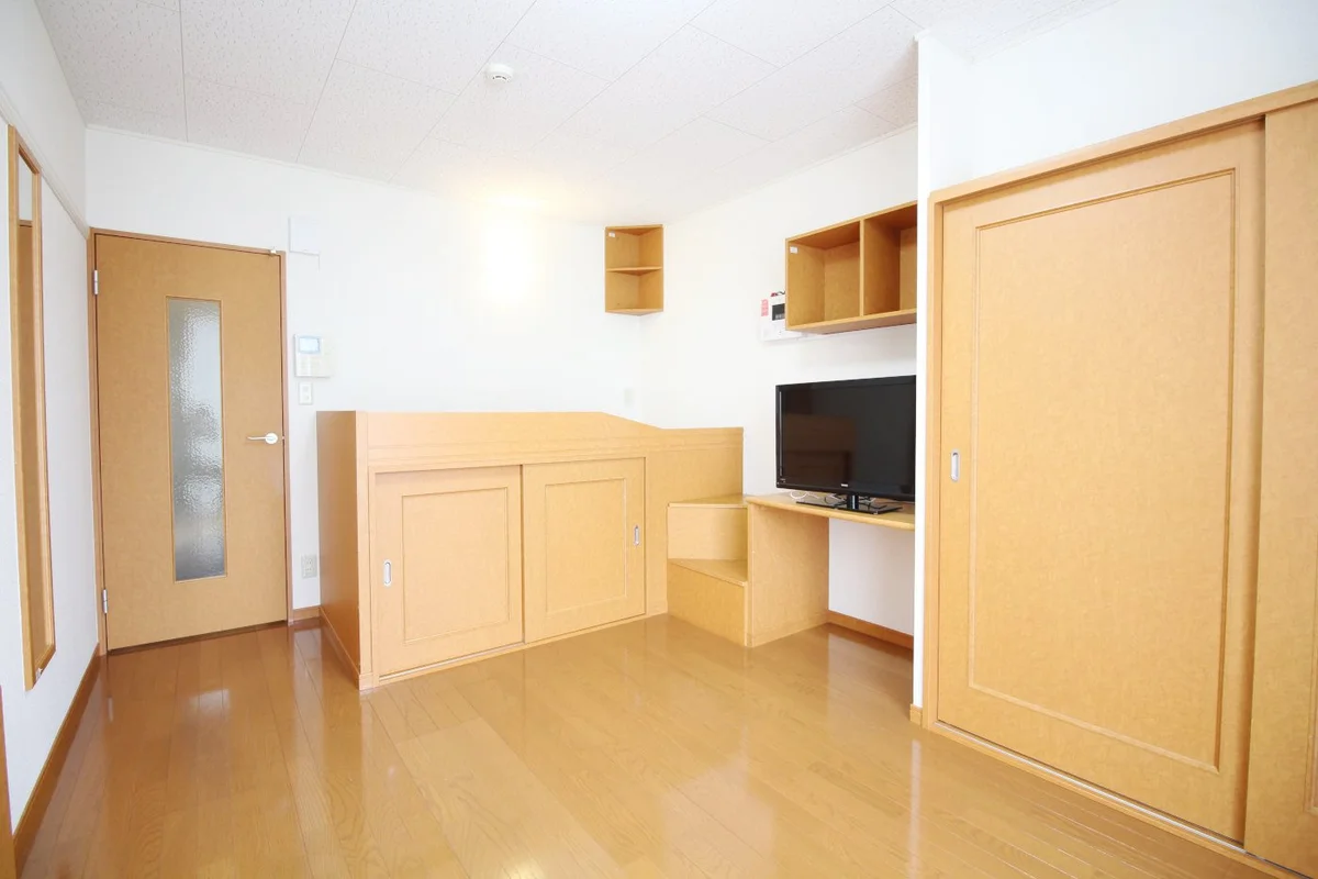 クローゼット、ベッド下収納以外に壁面にも収納が！