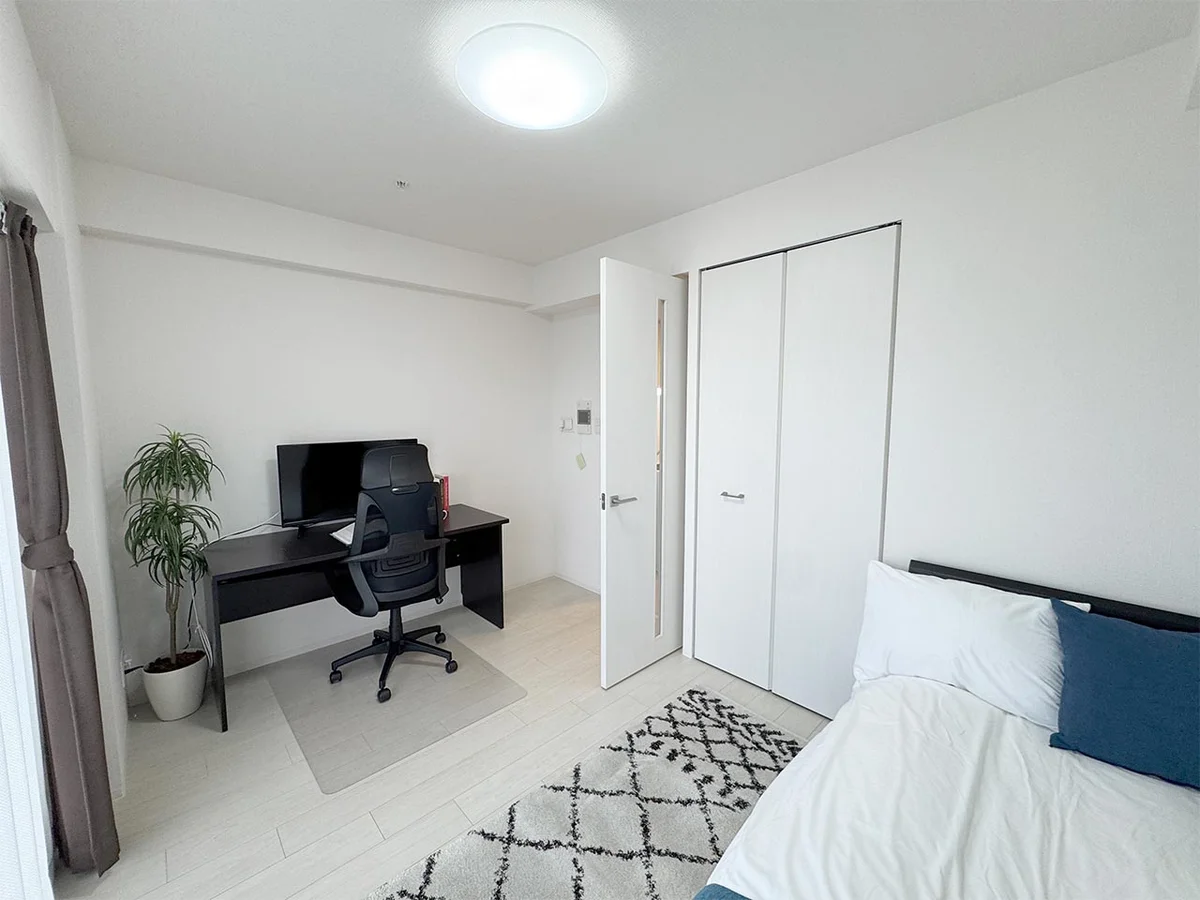 写真はお部屋のイメージです。ラグなどの室内装飾はございません。