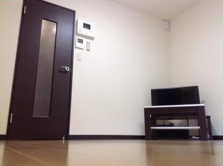 ダークブラウンの落ち着いた建具