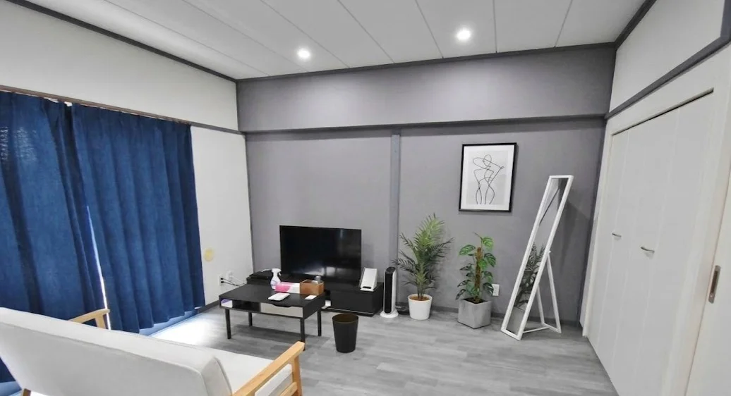 お洒落な壁紙が特徴的なお部屋で、テレビ、空気清浄機、テーブル、ゴミ箱、掃除機やパラソルハンガー、DVDプレイヤーも完備♪長期、中期、短期宿泊に適した室内となっております(^^♪※植木と額とクッションなどは写真用です。