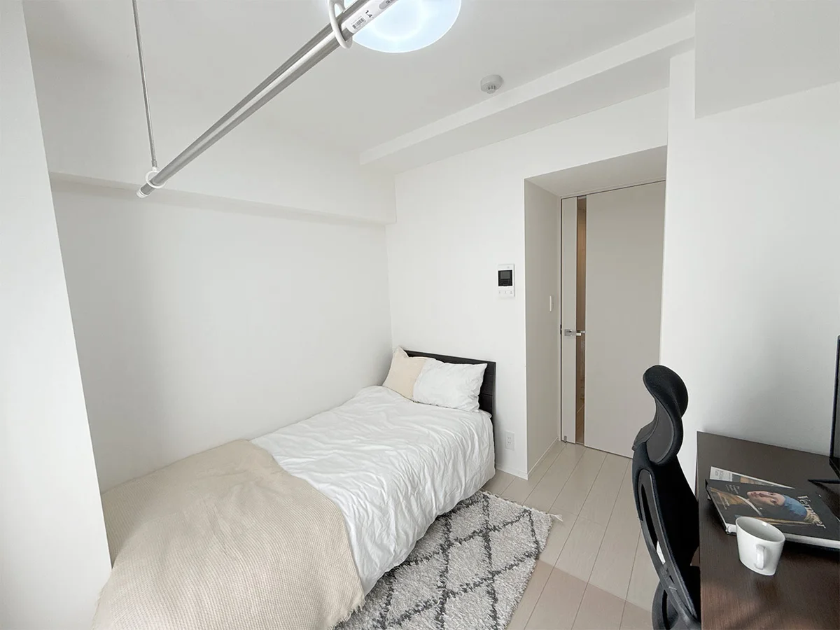 写真はお部屋のイメージです。ラグなどの室内装飾はございません。