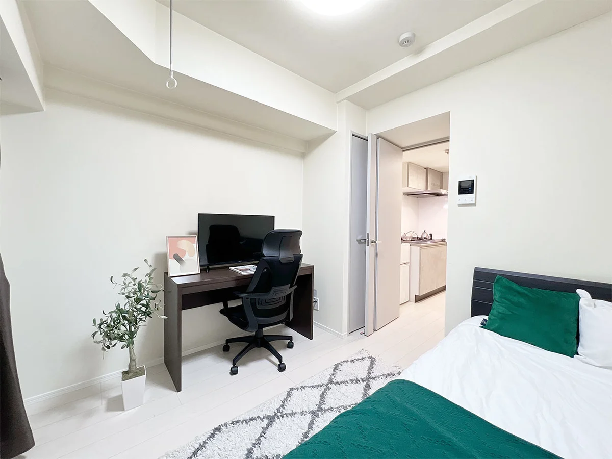 写真はお部屋のイメージです。ラグなどの室内装飾はございません。