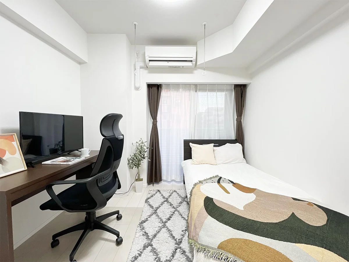 写真はお部屋のイメージです。ラグなどの室内装飾はございません。