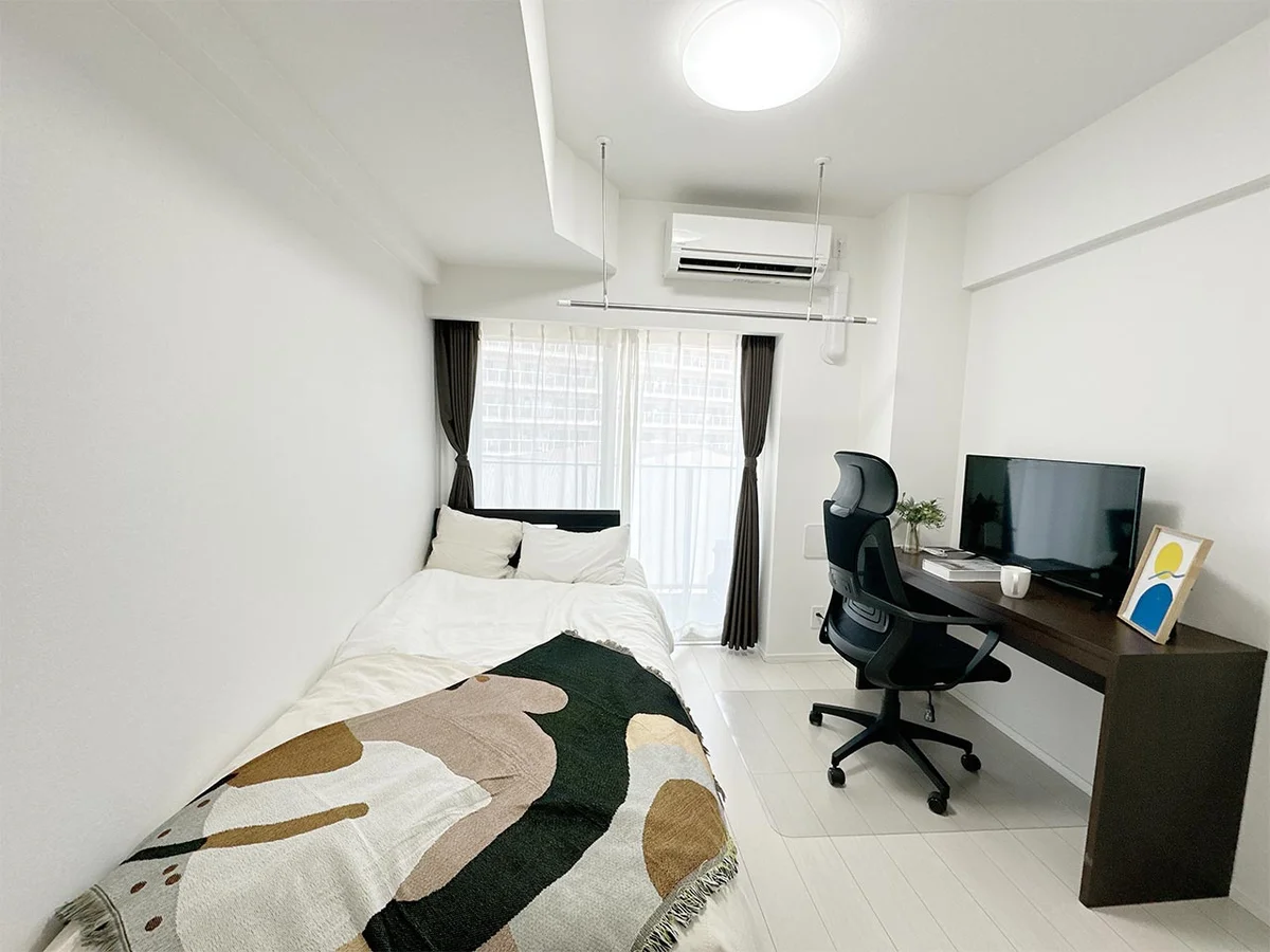 写真はお部屋のイメージです。ラグなどの室内装飾はございません。